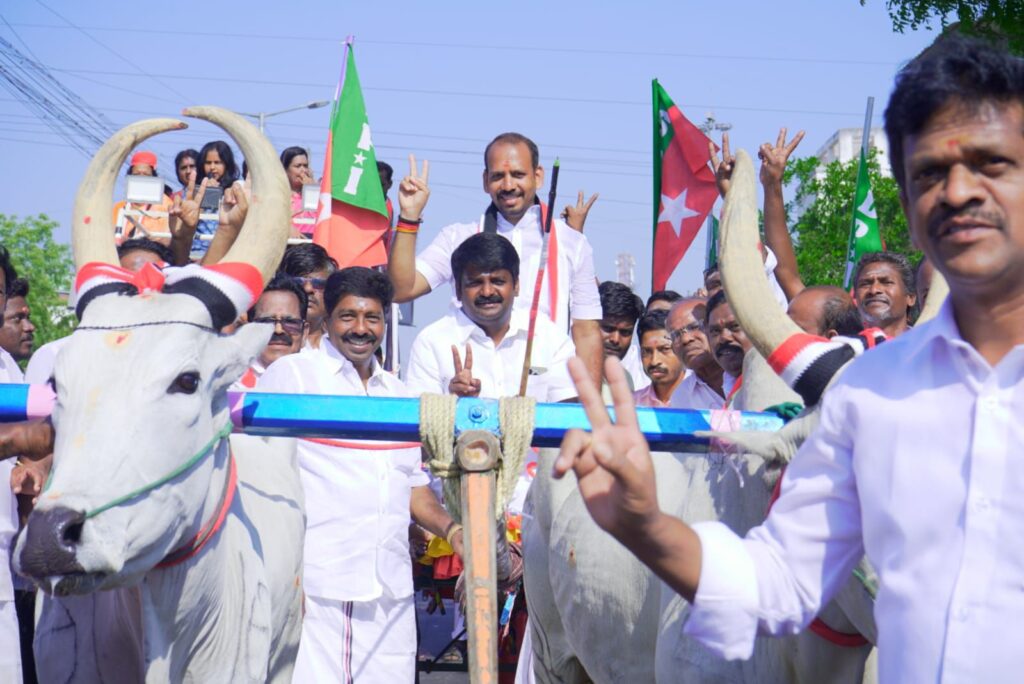 திருச்சி இளங்காட்டு மாரியம்மன் கோவிலில் வழிபாடு செய்து, மாட்டுவண்டியில் சென்று வாக்கு சேகரித்த அதிமுக வேட்பாளர் கருப்பையா!