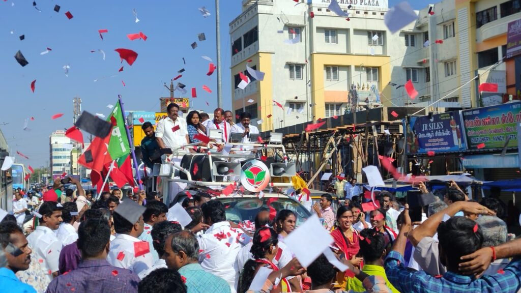 திருச்சி இளங்காட்டு மாரியம்மன் கோவிலில் வழிபாடு செய்து, மாட்டுவண்டியில் சென்று வாக்கு சேகரித்த அதிமுக வேட்பாளர் கருப்பையா!