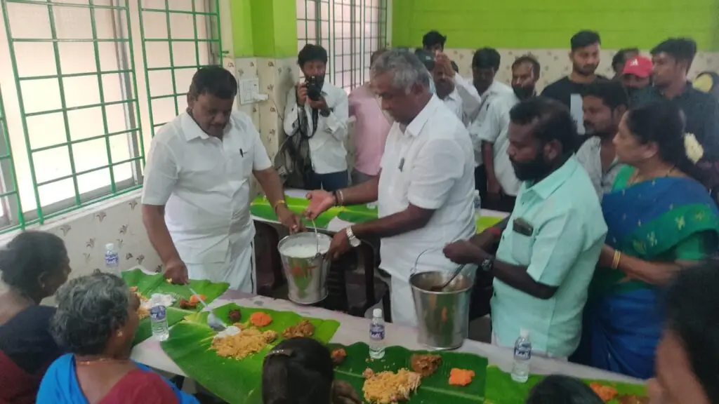 தீபாவளி பண்டிகையை முன்னிட்டு களப்பணியாளர்களுடன் கொண்டாட்டம்...