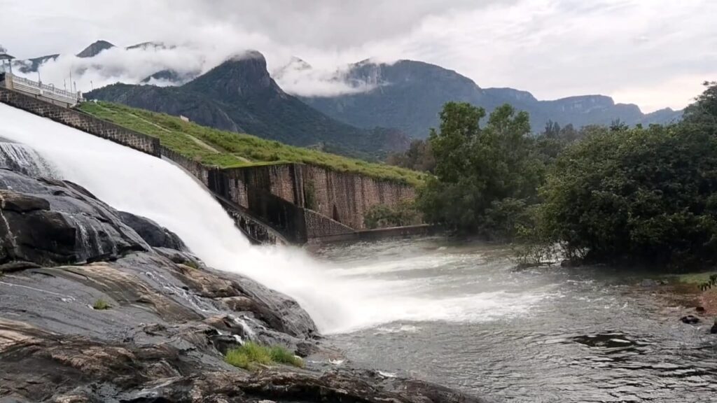 1,006 cubic feet of water released from the Azhiyar dam alerting the coastal people