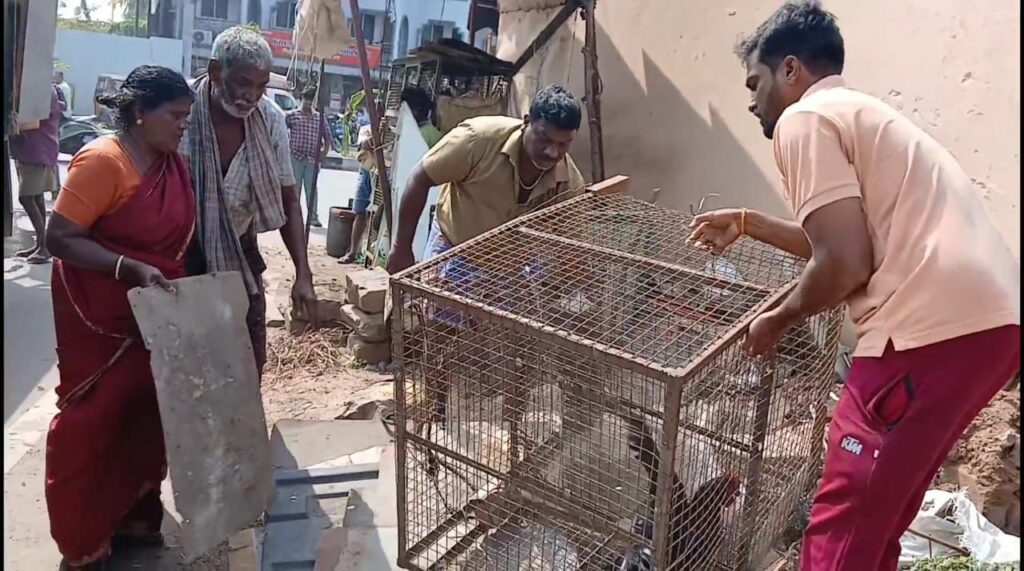 பொள்ளாச்சியில் ஆக்கிரமிப்பு அகற்றம்: பொதுமக்கள் எதிர்ப்பு, பரபரப்பு!<br><br>